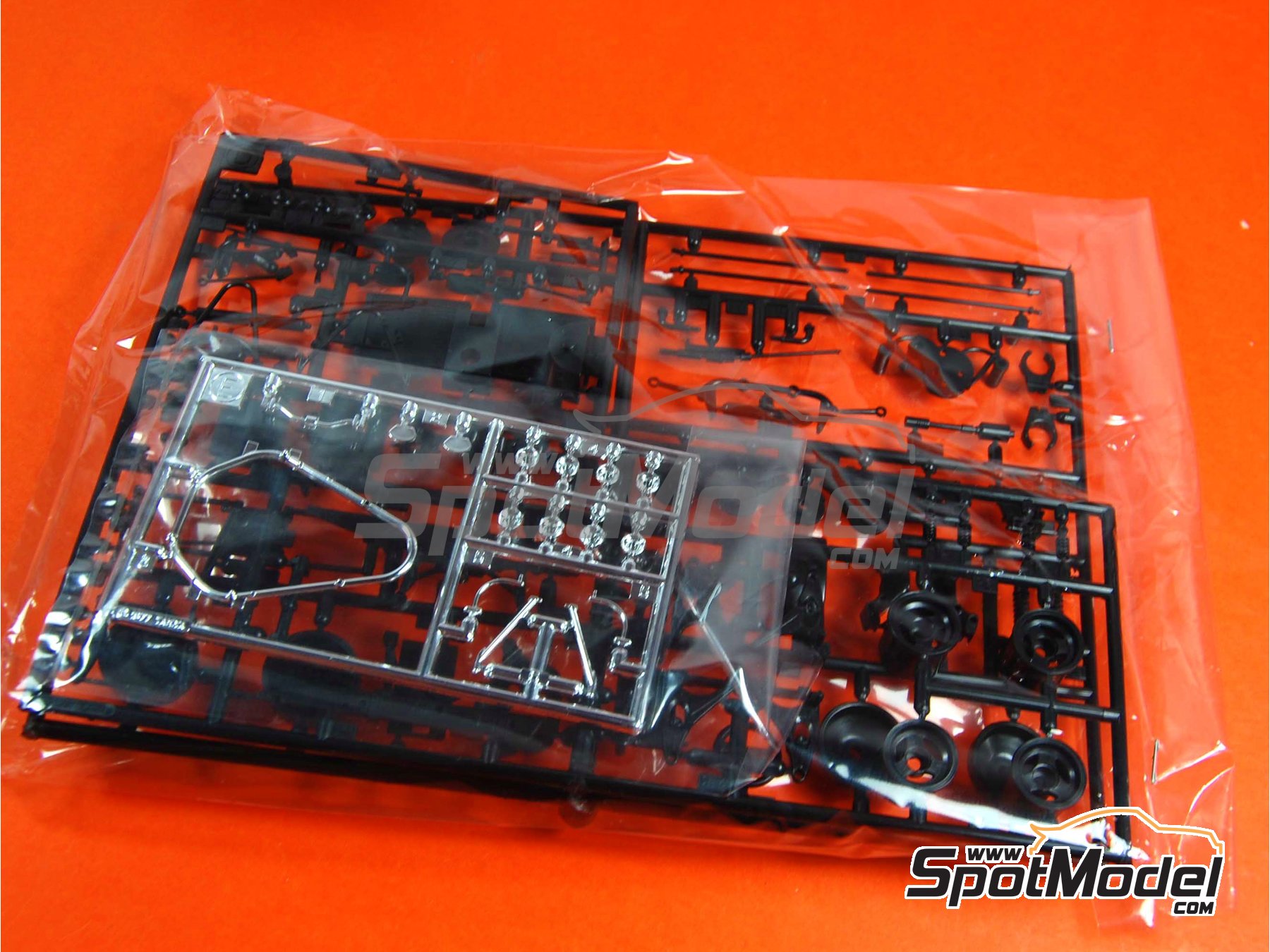 Image 6: Tyrrell Ford P34 Equipo Tyrrell Racing patrocinado por ELF - Gran Premio de Formula 1 de M&oacute;naco 1977 | Maqueta de coche en escala&nbsp;1/20 fabricado por Tamiya (ref.&nbsp;TAM20053, tambien 4950344200535 y 20053)