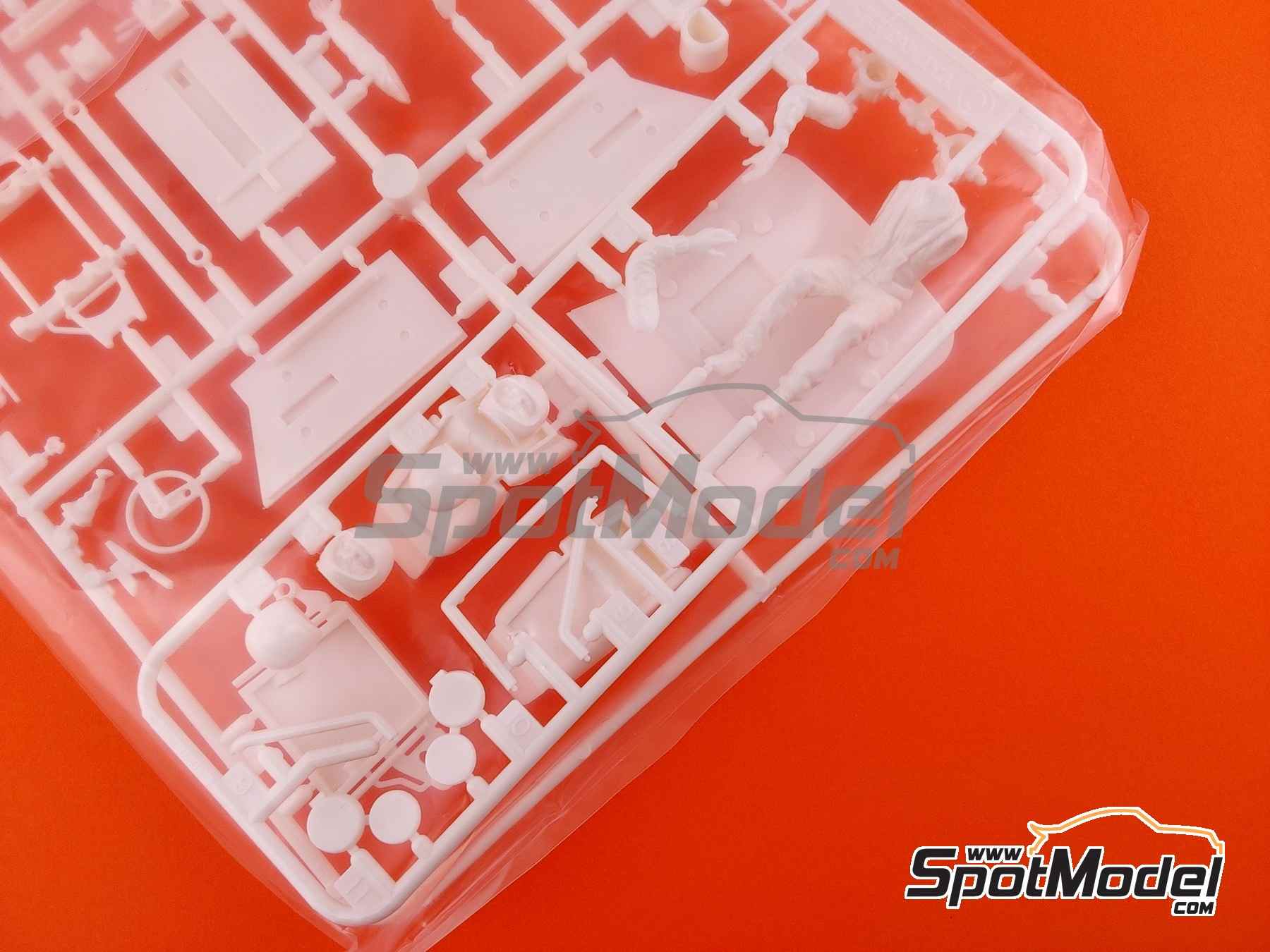 Image 8: Renault 5 Turbo Equipo Galtier Renault Sport patrocinado por Elf - Rally de Monte Carlo - Rallye Automobile de Monte-Carlo 1981 | Maqueta de coche en escala 1/24 fabricado por Tamiya (ref. TAM24027, tambien 24027)