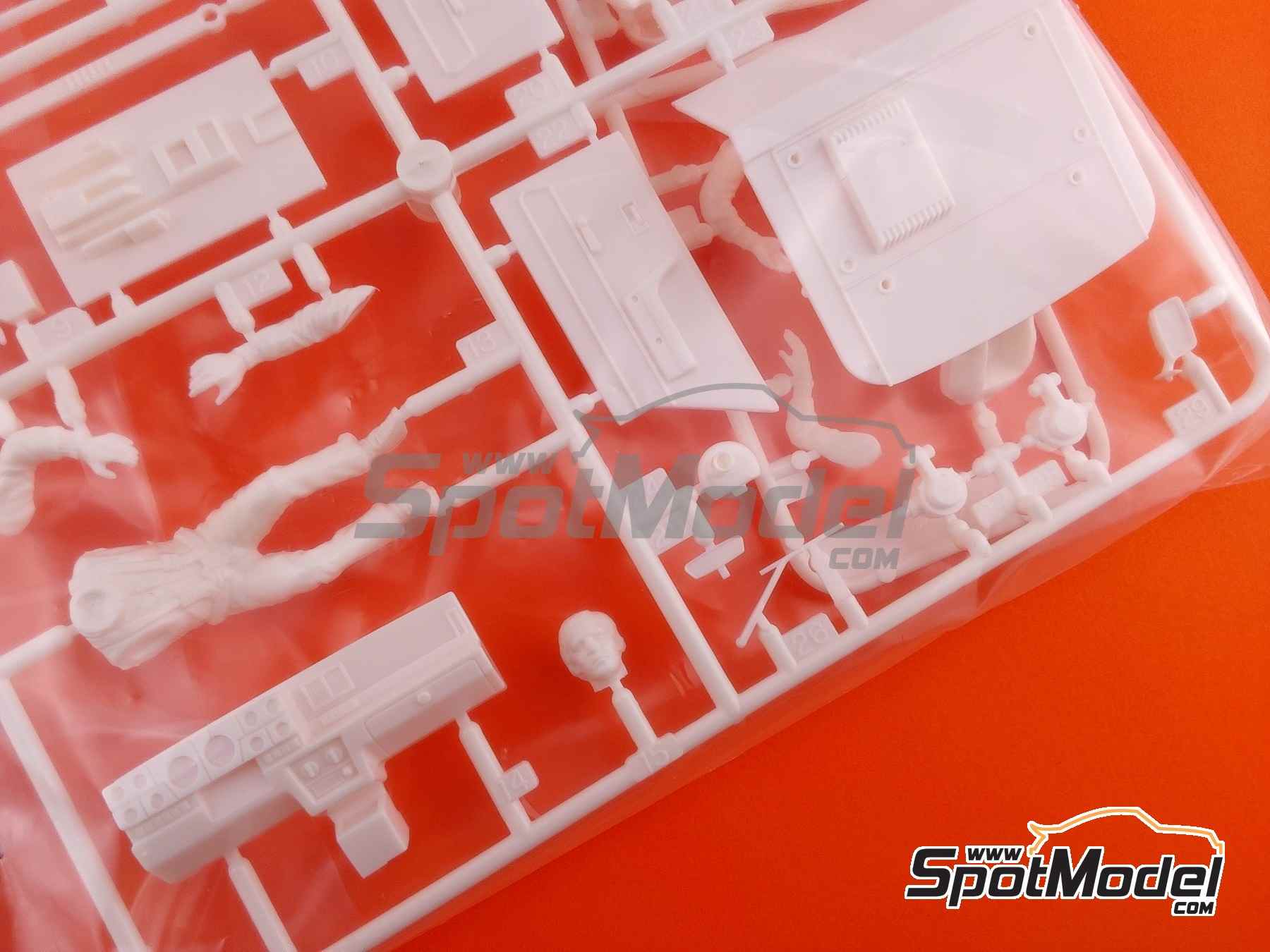 Image 9: Renault 5 Turbo Equipo Galtier Renault Sport patrocinado por Elf - Rally de Monte Carlo - Rallye Automobile de Monte-Carlo 1981 | Maqueta de coche en escala 1/24 fabricado por Tamiya (ref. TAM24027, tambien 24027)