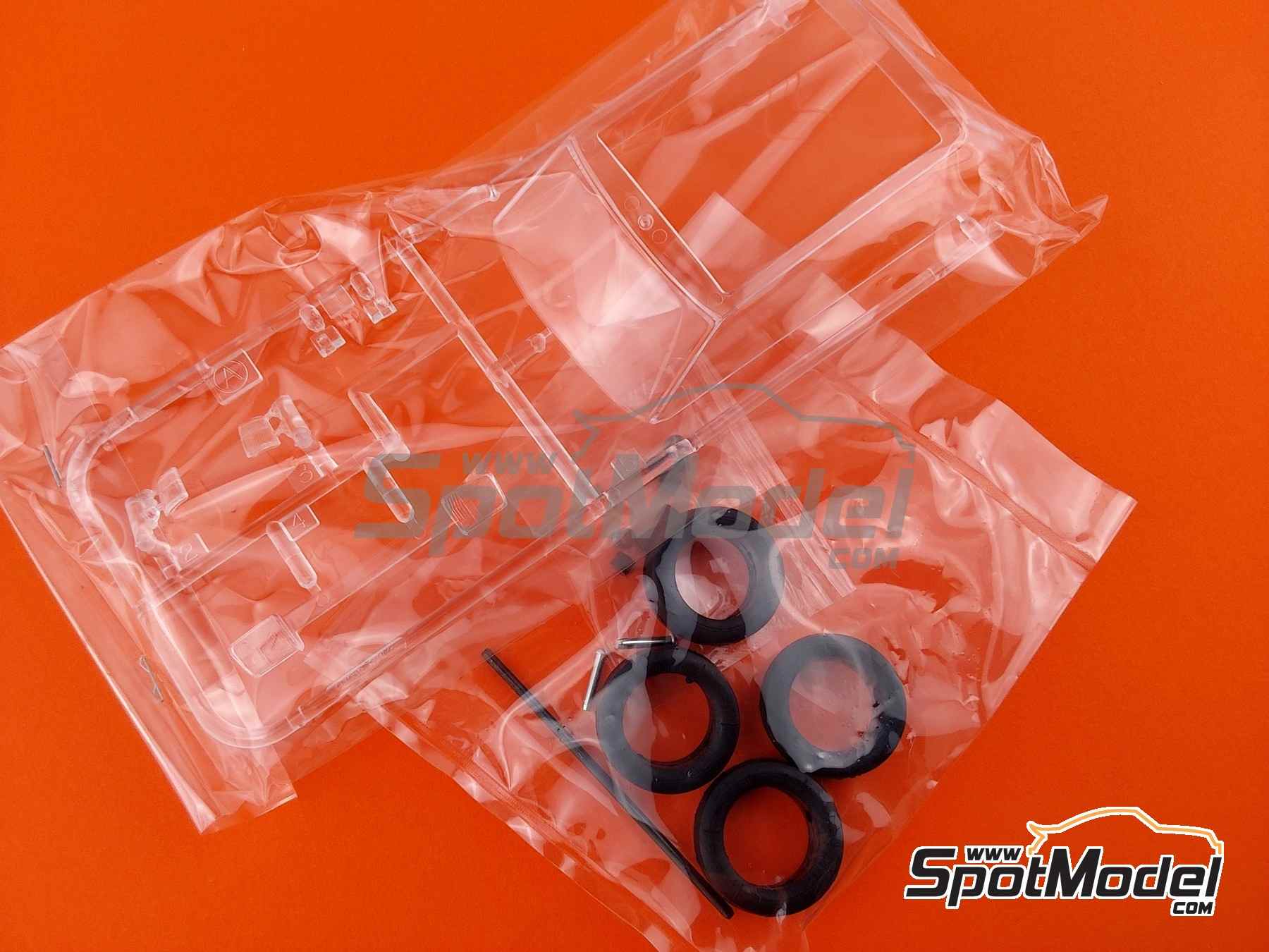 Image 11: Renault 5 Turbo Equipo Galtier Renault Sport patrocinado por Elf - Rally de Monte Carlo - Rallye Automobile de Monte-Carlo 1981 | Maqueta de coche en escala 1/24 fabricado por Tamiya (ref. TAM24027, tambien 24027)