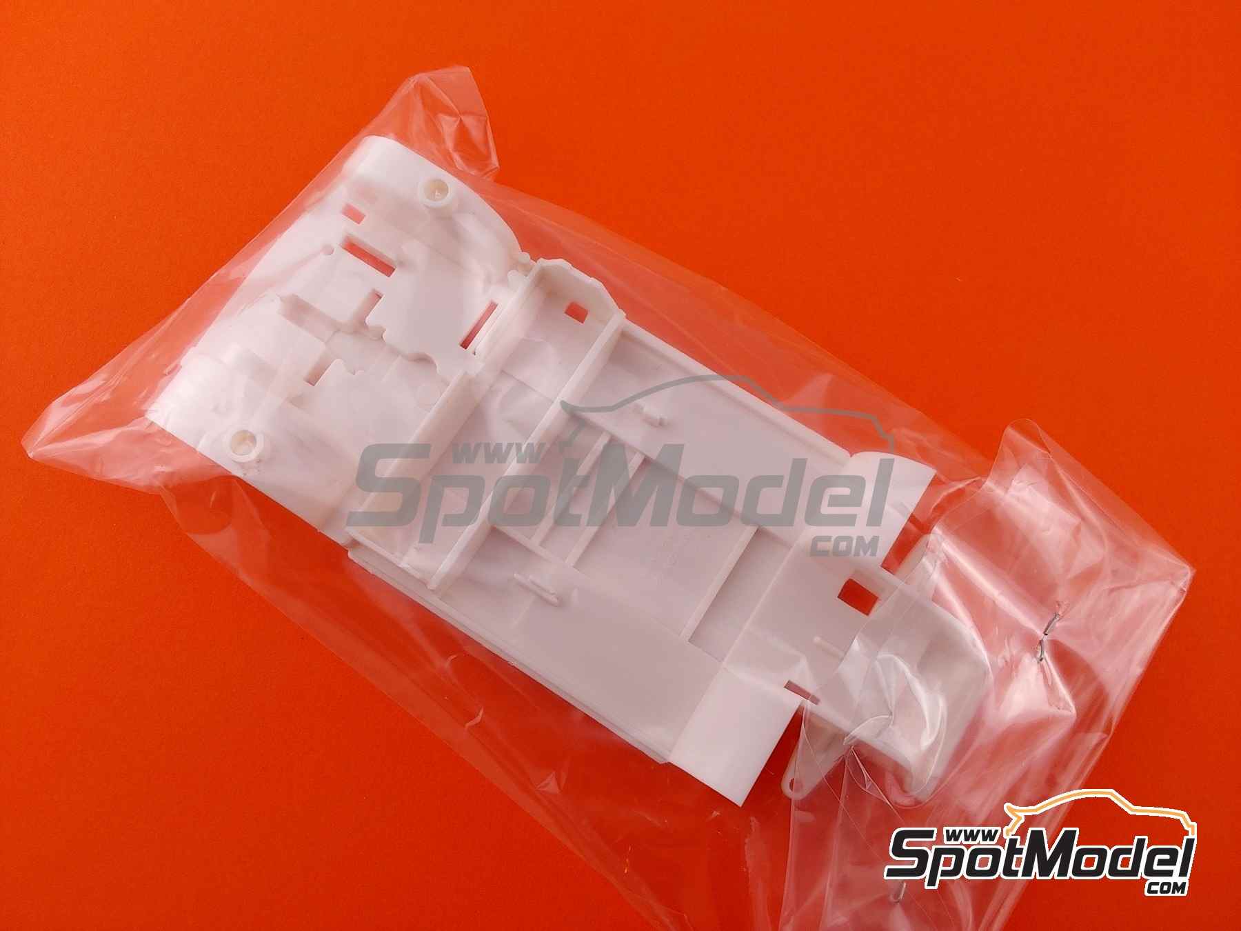 Image 15: Renault 5 Turbo Equipo Galtier Renault Sport patrocinado por Elf - Rally de Monte Carlo - Rallye Automobile de Monte-Carlo 1981 | Maqueta de coche en escala 1/24 fabricado por Tamiya (ref. TAM24027, tambien 24027)