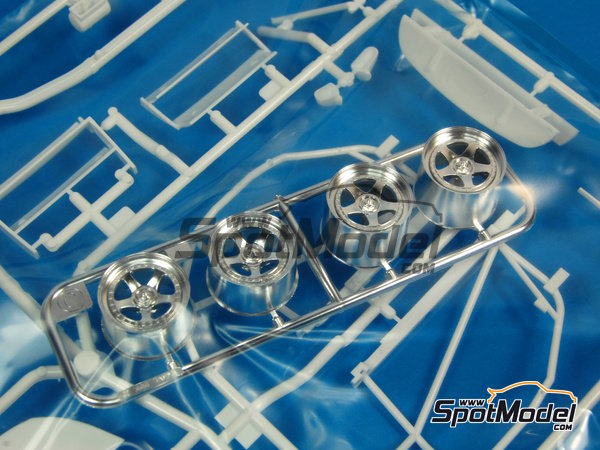 Image 7: Toyota Supra GT Equipo Tom's patrocinado por Castrol - Campeonato Japones de GTs (JGTC) 1995 | Maqueta de coche en escala&nbsp;1/24 fabricado por Tamiya (ref.&nbsp;TAM24163, tambien 4950344992560 y 24163)