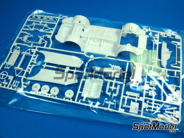 Image 10: Toyota Supra GT Equipo Tom's patrocinado por Castrol - Campeonato Japones de GTs (JGTC) 1995 | Maqueta de coche en escala&nbsp;1/24 fabricado por Tamiya (ref.&nbsp;TAM24163, tambien 4950344992560 y 24163)