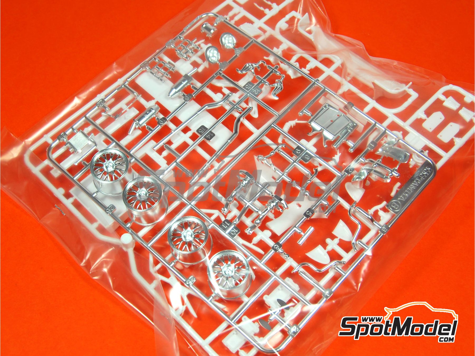Image 9: Porsche 911 GT1 Porsche AG Team sponsored by Mobil1 - 24 Hours Le Mans 1996 | Car scale model kit in 1/24 scale manufactured by Tamiya (ref.&nbsp;TAM24186, also 4950344995233 and 24186)