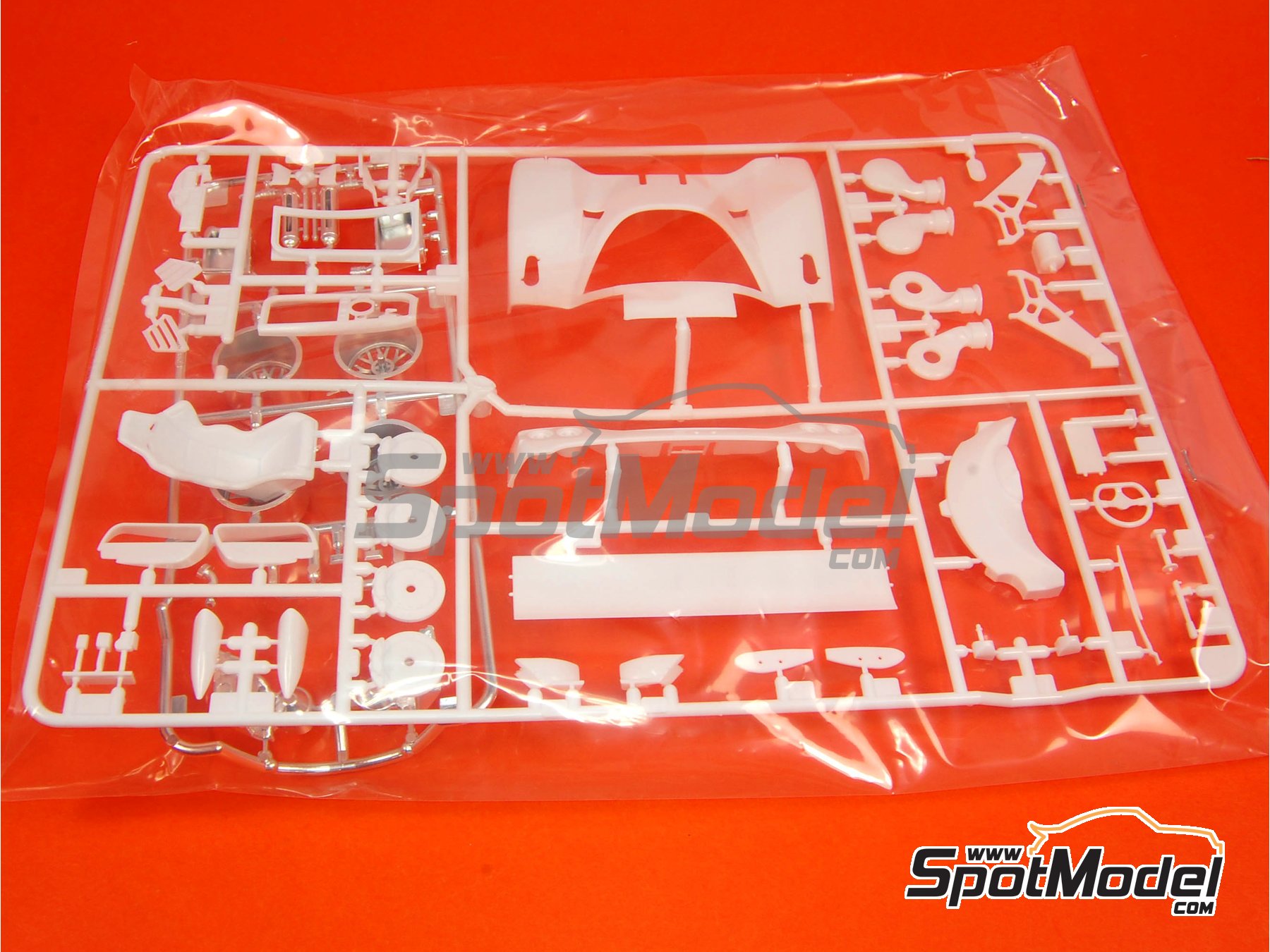 Image 6: Nissan R390 GT1 Nissan Motorports Team sponsored by Calsonic Clarion - 24 Hours Le Mans 1997 | Car scale model kit in 1/24 scale manufactured by Tamiya (ref. TAM24192, also 4950344991952 and 24192)