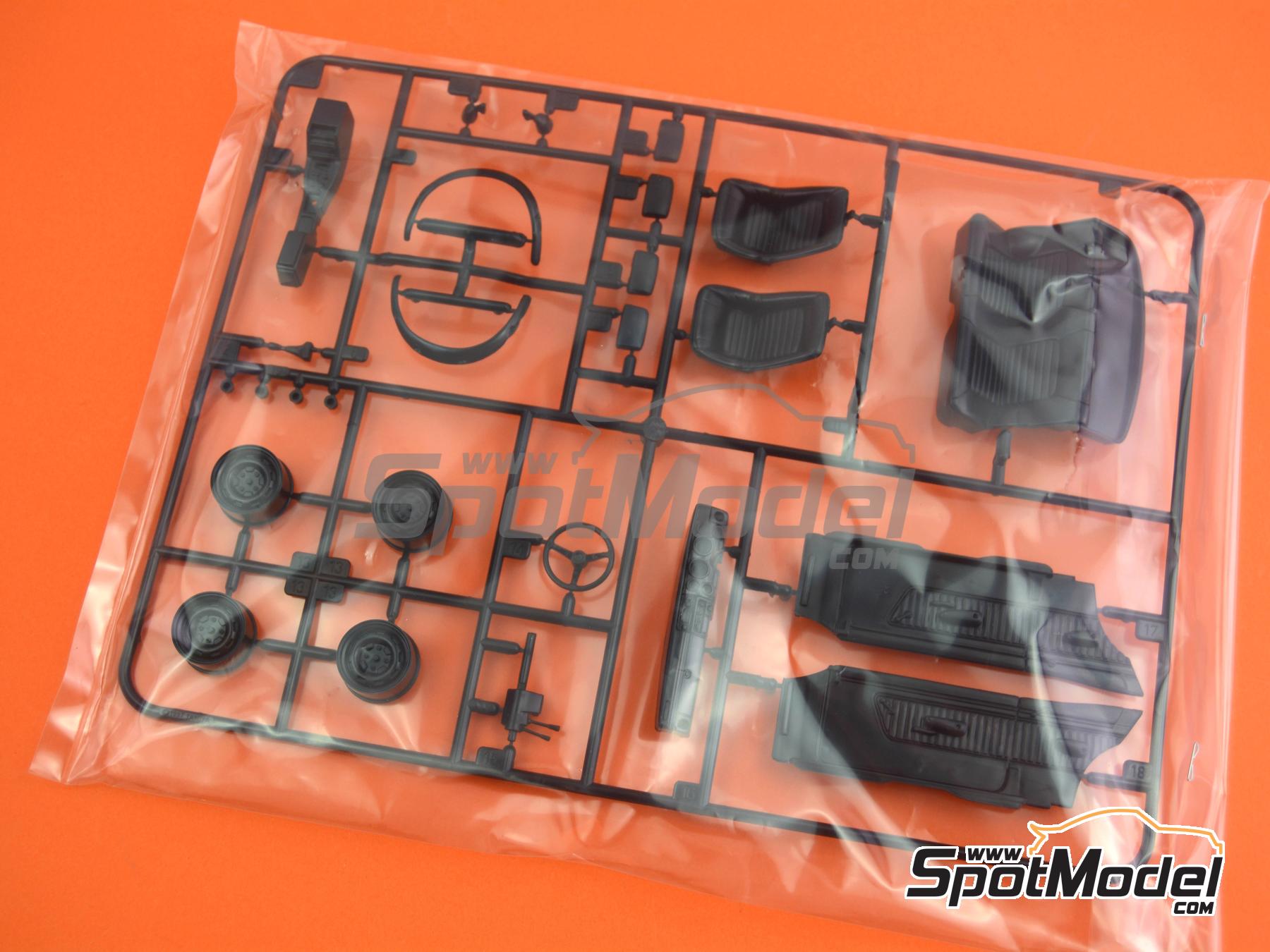 Tamiya 24194: Car scale model kit 1/24 scale - Nissan Skyline 2000