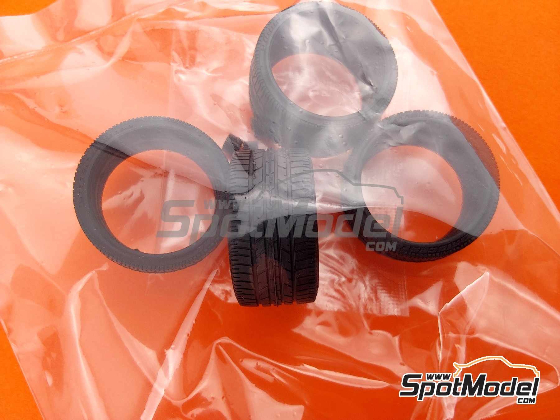 Image 9: Nissan Skyline GT-R V Spec (R34) | Car scale model kit in 1/24 scale manufactured by Tamiya (ref.&nbsp;TAM24210, also 4950344995288 and 24210)