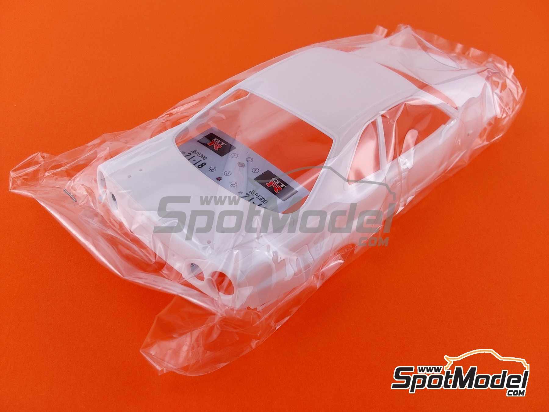 Image 17: Nissan Skyline GT-R V Spec (R34) | Car scale model kit in 1/24 scale manufactured by Tamiya (ref.&nbsp;TAM24210, also 4950344995288 and 24210)