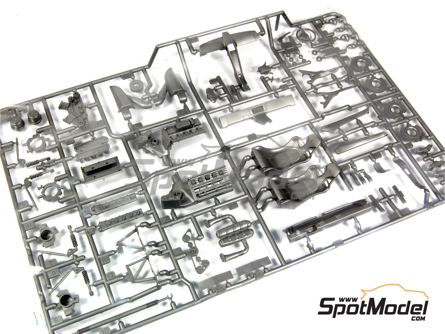 Image 4: Porsche Carrera GT | Maqueta de coche en escala&nbsp;1/24 fabricado por Tamiya (ref.&nbsp;TAM24275, tambien 4950344995349 y 24275)