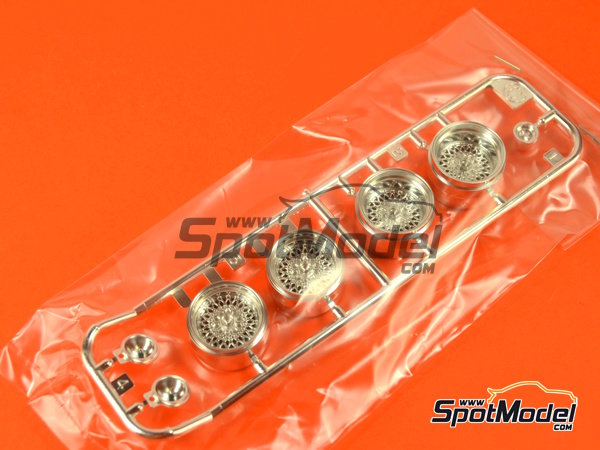 Image 5: Porsche 934 Turbo RSR Group 4 Kremer Racing Team sponsored by Vaillant - German Racing GTs Championship 1976 | Car scale model kit in 1/24 scale manufactured by Tamiya (ref.&nbsp;TAM24334, also 4950344243341 and 24334)