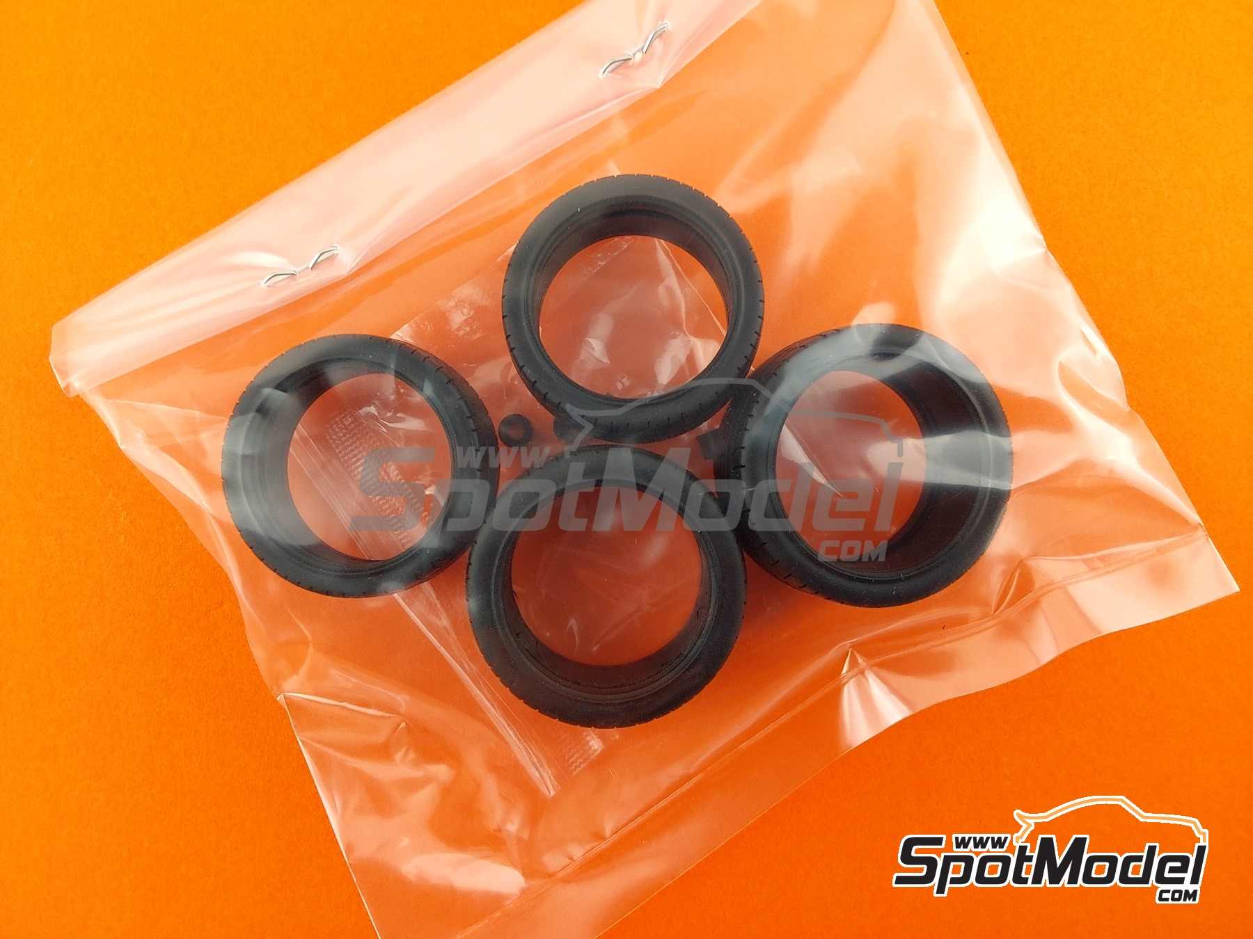 Image 31: Porsche 911 992 GT3 RS | Car scale model kit in 1/24 scale manufactured by Tamiya (ref.&nbsp;TAM24370, also 4950344243709 and 24370)