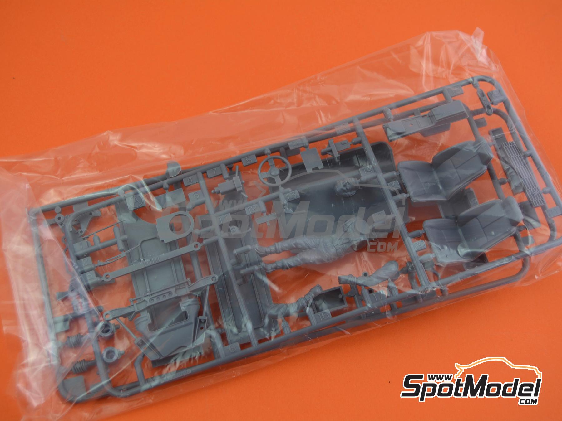 Tamiya 24374: Car scale model kit 1/24 scale - Nissan Skyline