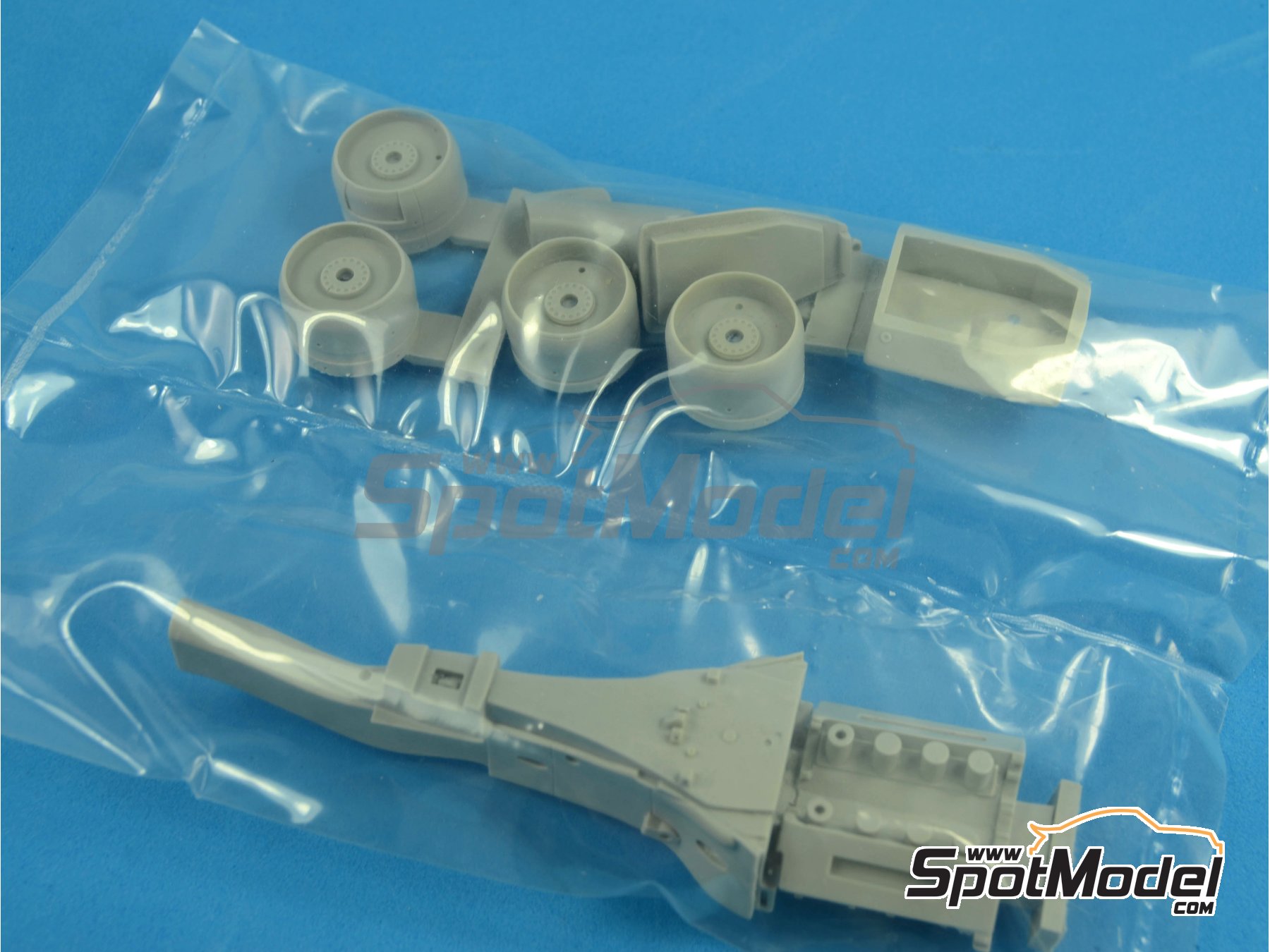 Image 23: RB Racing Renault RB6 - Campeonato del Mundo FIA de Formula 1 2010 | Set de mejora y detallado en escala 1/20 fabricado por Top Studio (ref. MD29014)