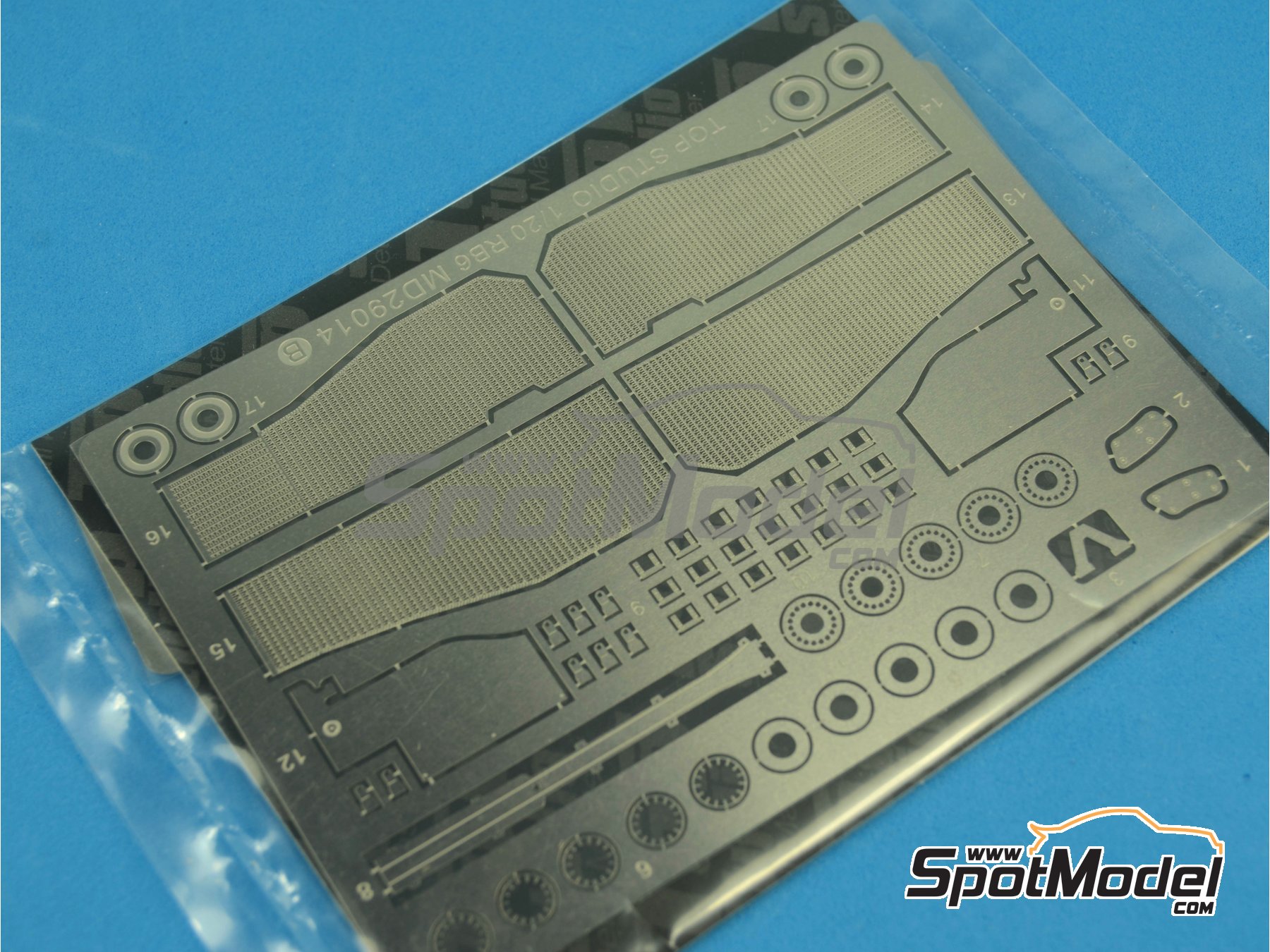 Image 28: RB Racing Renault RB6 - Campeonato del Mundo FIA de Formula 1 2010 | Set de mejora y detallado en escala 1/20 fabricado por Top Studio (ref. MD29014)