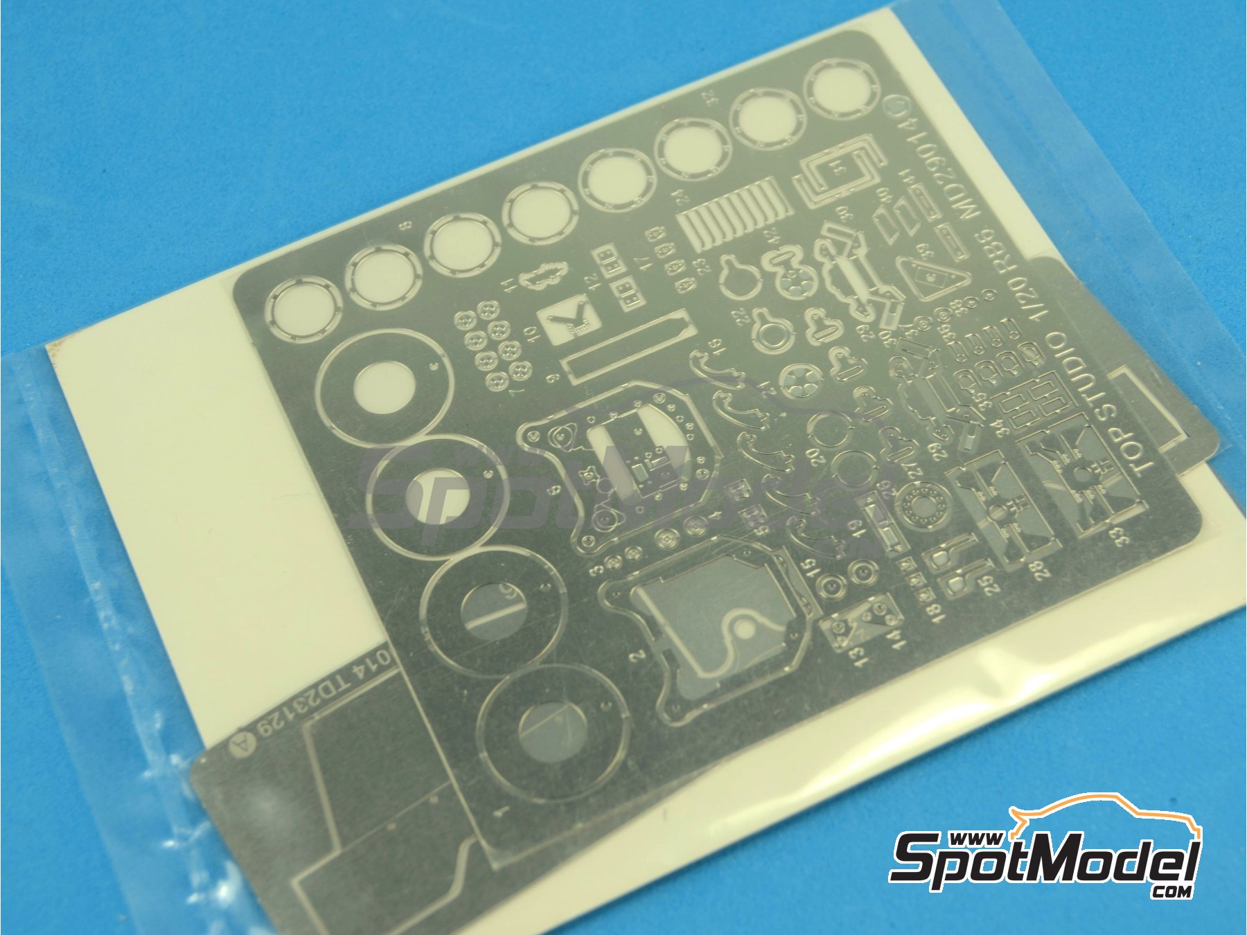 Image 29: RB Racing Renault RB6 - Campeonato del Mundo FIA de Formula 1 2010 | Set de mejora y detallado en escala 1/20 fabricado por Top Studio (ref. MD29014)