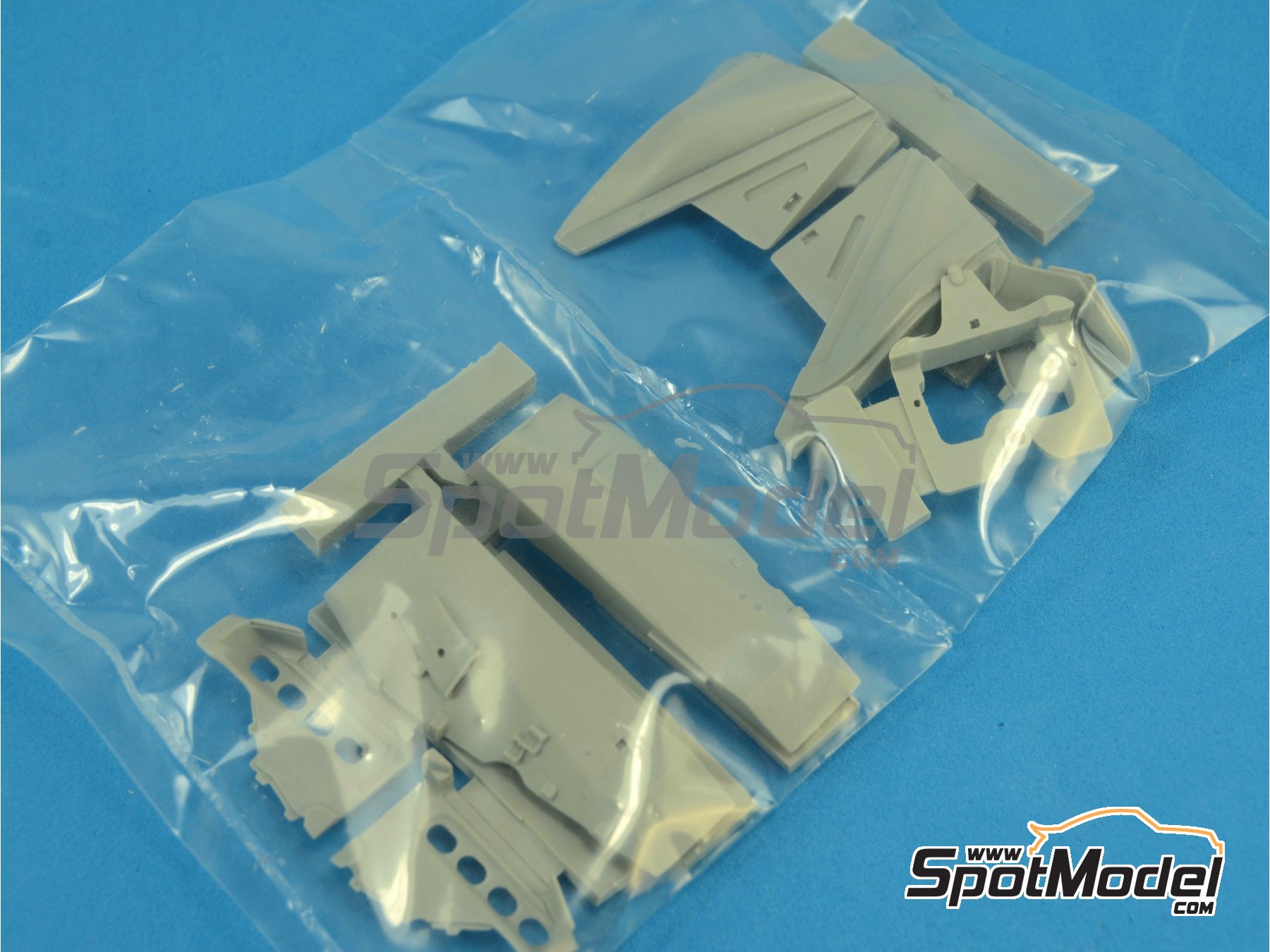 Image 30: RB Racing Renault RB6 - Campeonato del Mundo FIA de Formula 1 2010 | Set de mejora y detallado en escala 1/20 fabricado por Top Studio (ref. MD29014)