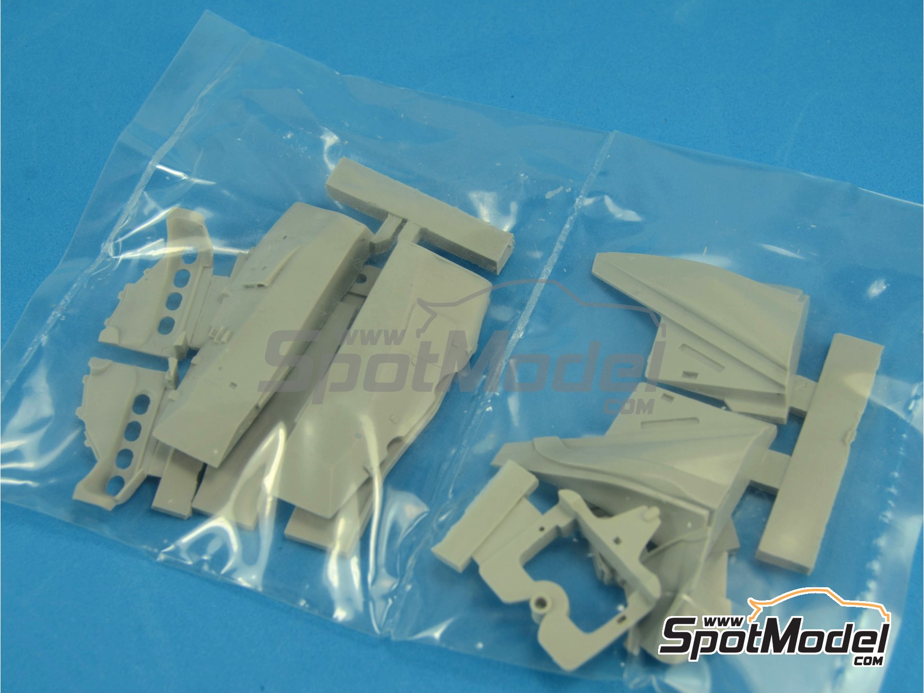 Image 31: RB Racing Renault RB6 - Campeonato del Mundo FIA de Formula 1 2010 | Set de mejora y detallado en escala 1/20 fabricado por Top Studio (ref. MD29014)