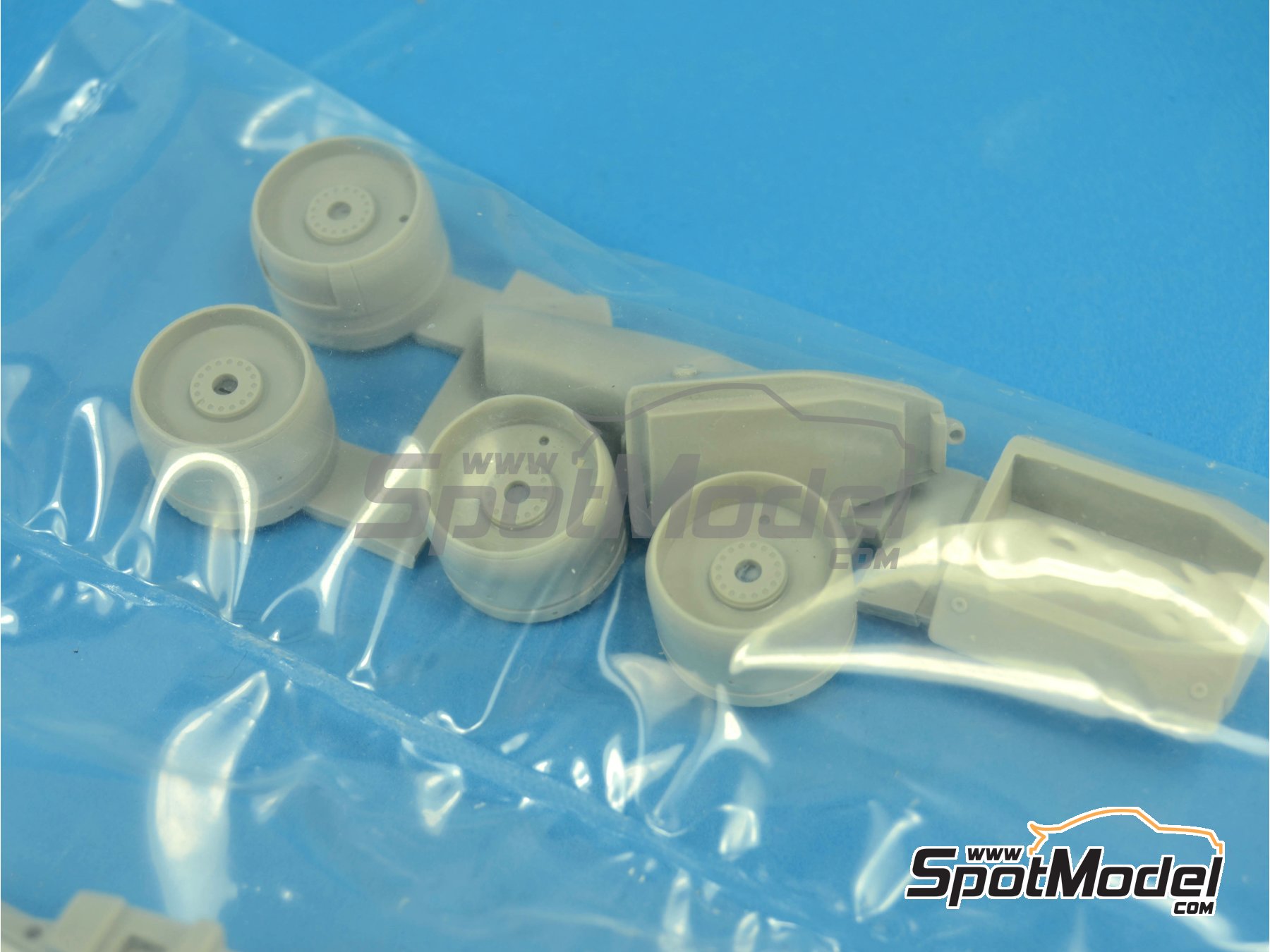 Image 33: RB Racing Renault RB6 - Campeonato del Mundo FIA de Formula 1 2010 | Set de mejora y detallado en escala 1/20 fabricado por Top Studio (ref. MD29014)