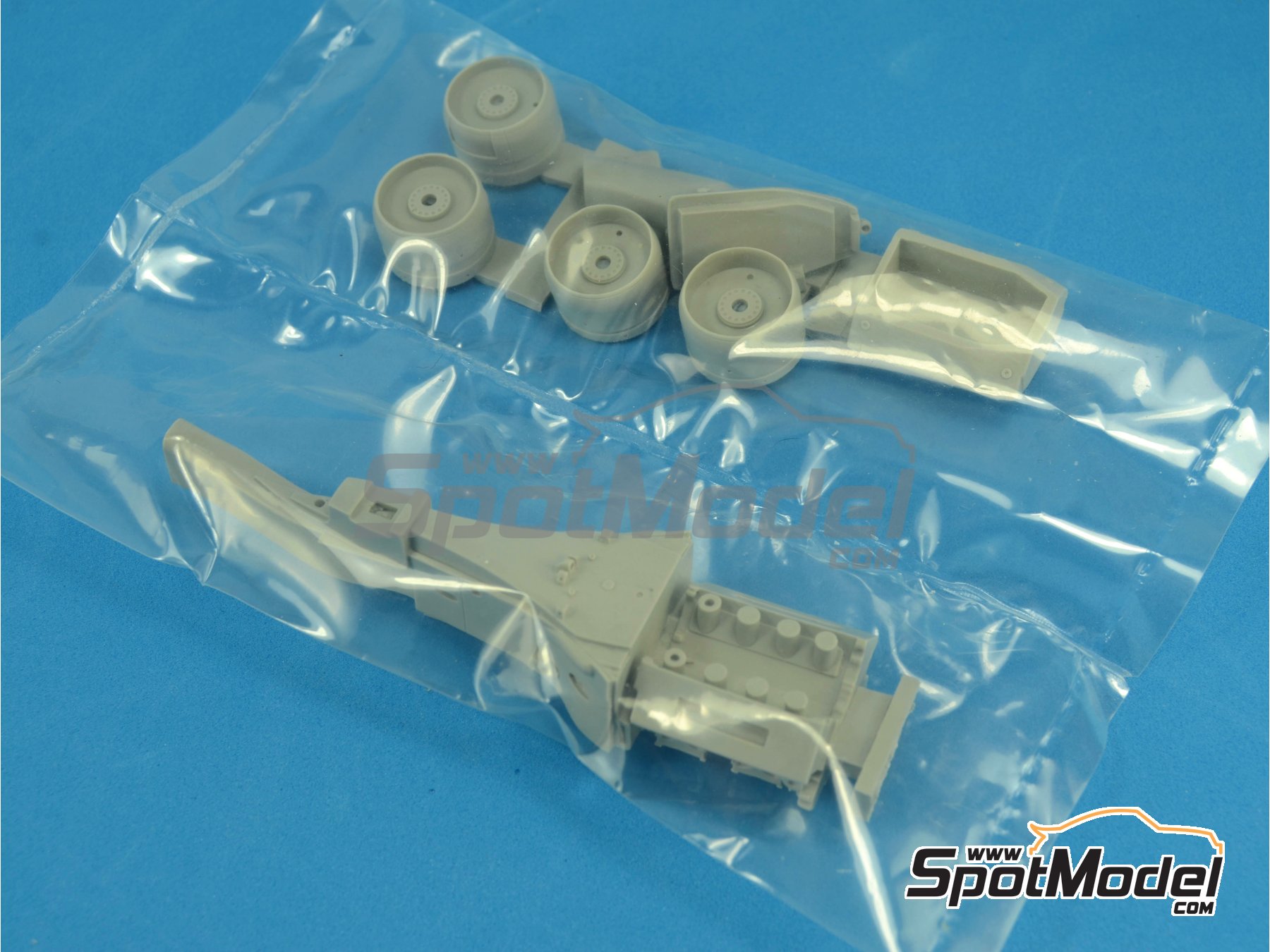 Image 34: RB Racing Renault RB6 - Campeonato del Mundo FIA de Formula 1 2010 | Set de mejora y detallado en escala 1/20 fabricado por Top Studio (ref. MD29014)