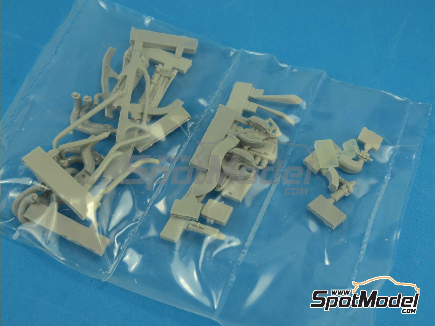 Image 39: RB Racing Renault RB6 - Campeonato del Mundo FIA de Formula 1 2010 | Set de mejora y detallado en escala 1/20 fabricado por Top Studio (ref. MD29014)