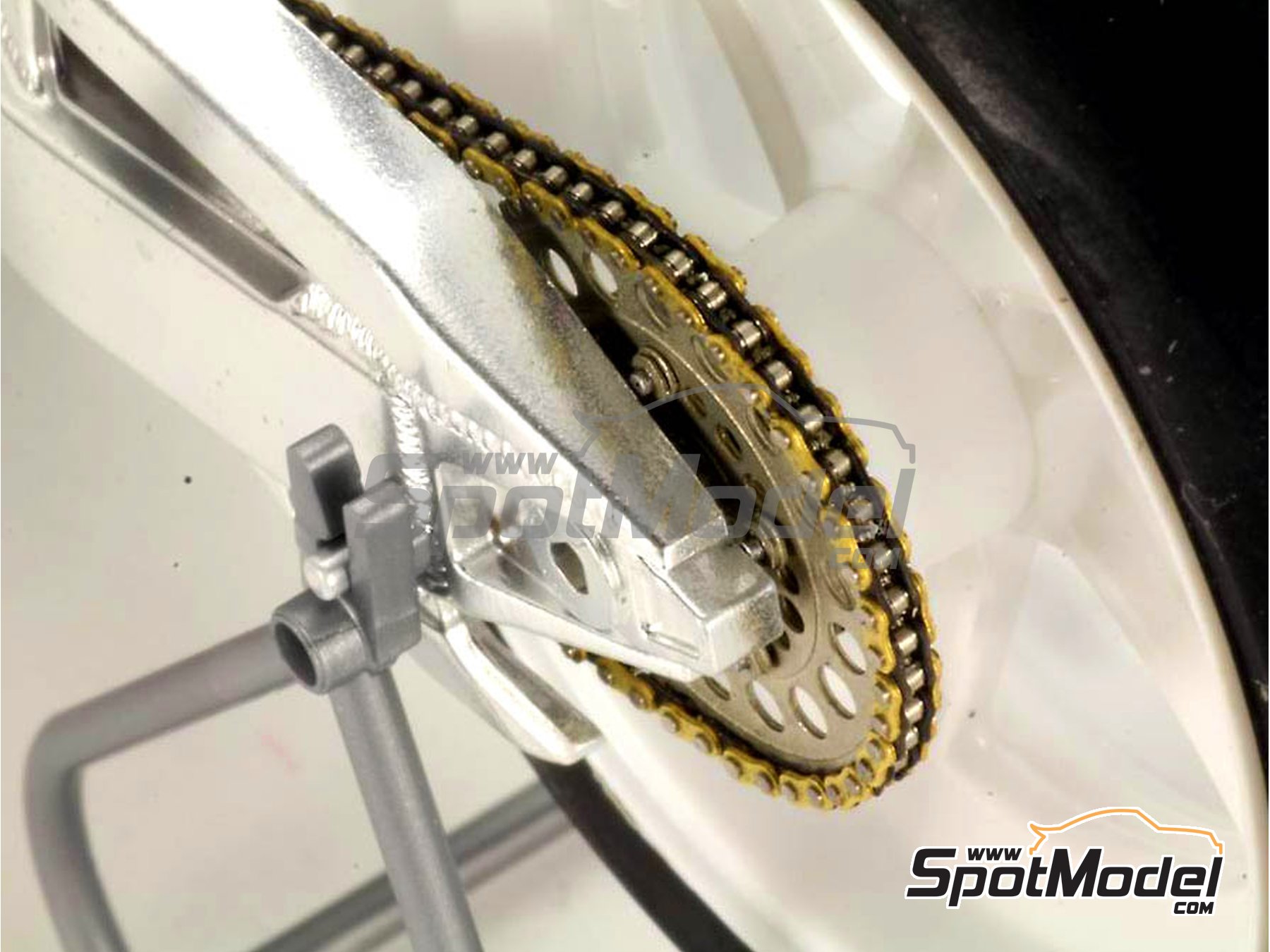 Image 3: Honda NSR500 - Campeonato del Mundo de Motociclismo 1992, 1993, 1994, 1995, 1996, 1997, 1998, 1999, 2000, 2001 y 2002 | Cadena en escala&nbsp;1/12 fabricado por Top Studio (ref.&nbsp;TD23093)