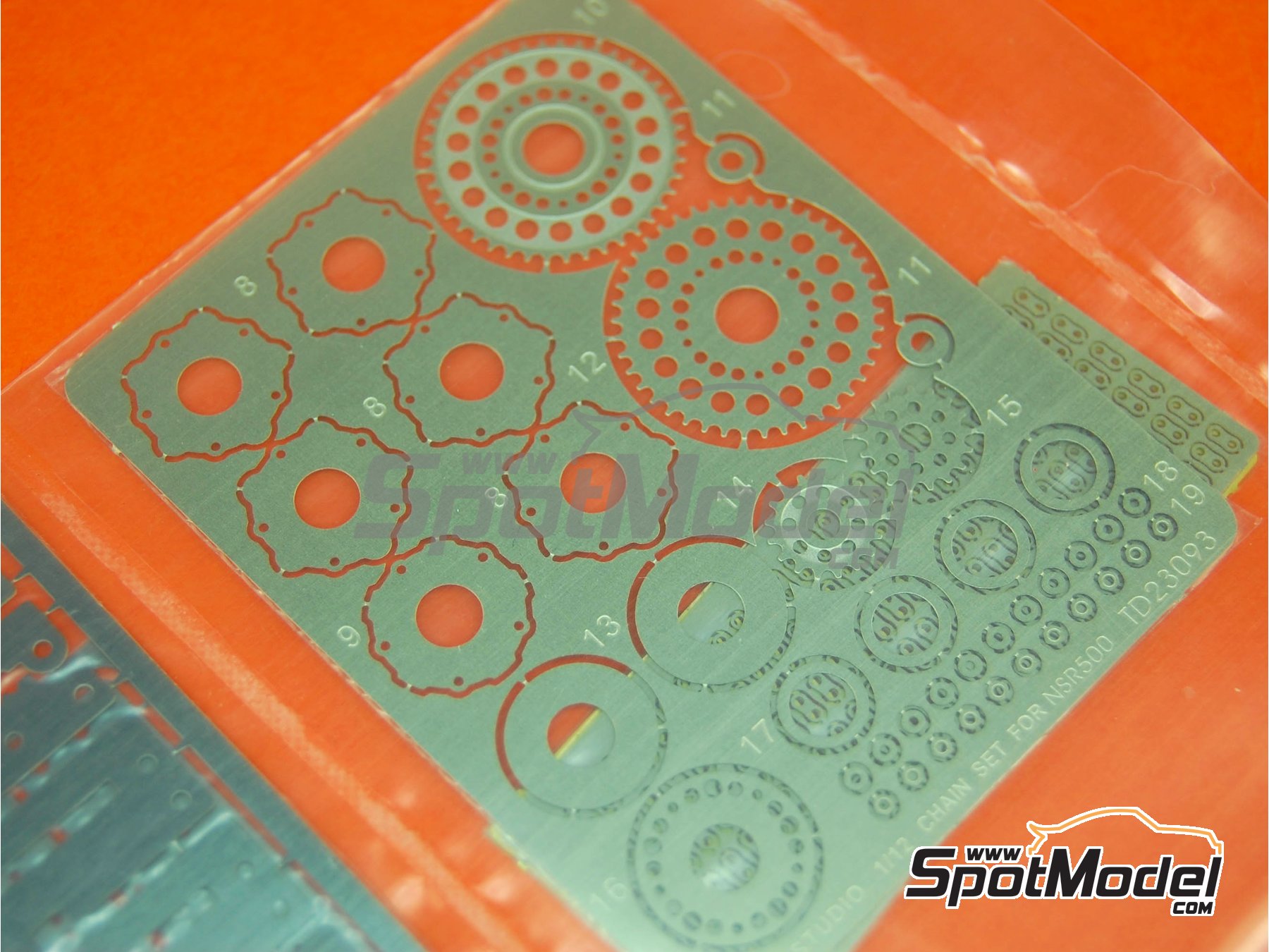 Image 6: Honda NSR500 - Campeonato del Mundo de Motociclismo 1992, 1993, 1994, 1995, 1996, 1997, 1998, 1999, 2000, 2001 y 2002 | Cadena en escala&nbsp;1/12 fabricado por Top Studio (ref.&nbsp;TD23093)