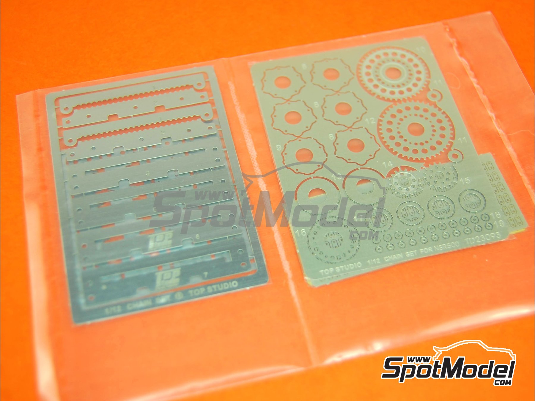 Image 8: Honda NSR500 - Campeonato del Mundo de Motociclismo 1992, 1993, 1994, 1995, 1996, 1997, 1998, 1999, 2000, 2001 y 2002 | Cadena en escala&nbsp;1/12 fabricado por Top Studio (ref.&nbsp;TD23093)
