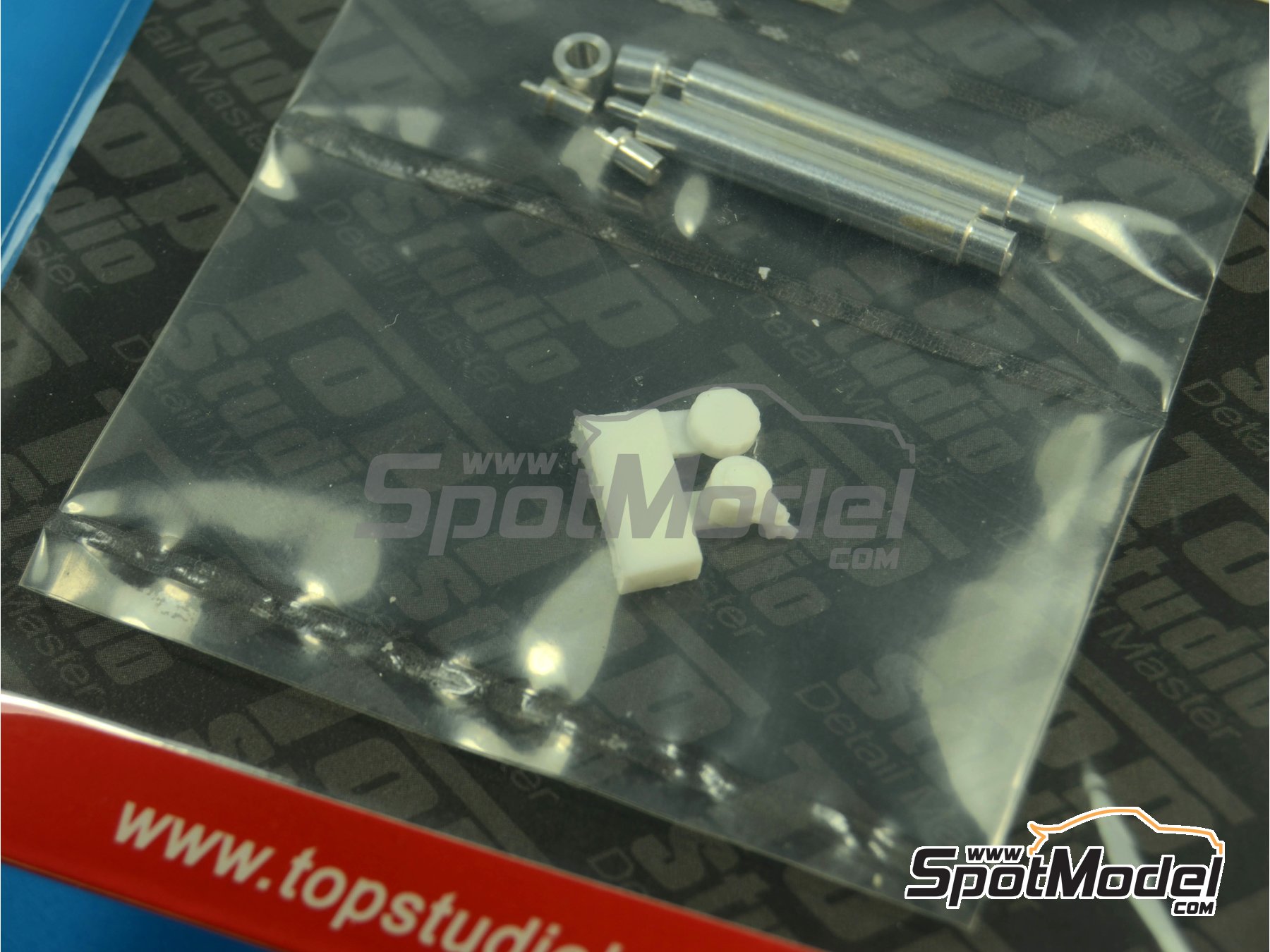 Image 3: Suzuki RGV-G XR74 -  1988 | Horquilla delantera en escala&nbsp;1/12 fabricado por Top Studio (ref.&nbsp;TD23126)