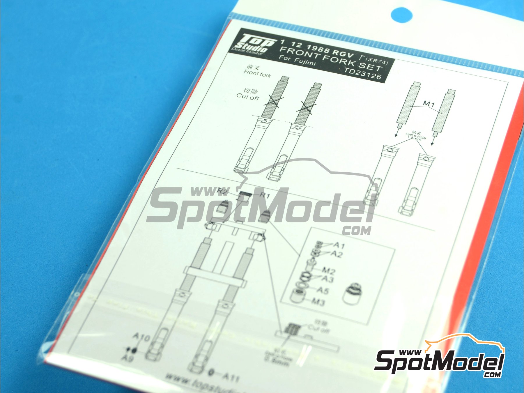 Image 6: Suzuki RGV-G XR74 -  1988 | Horquilla delantera en escala&nbsp;1/12 fabricado por Top Studio (ref.&nbsp;TD23126)