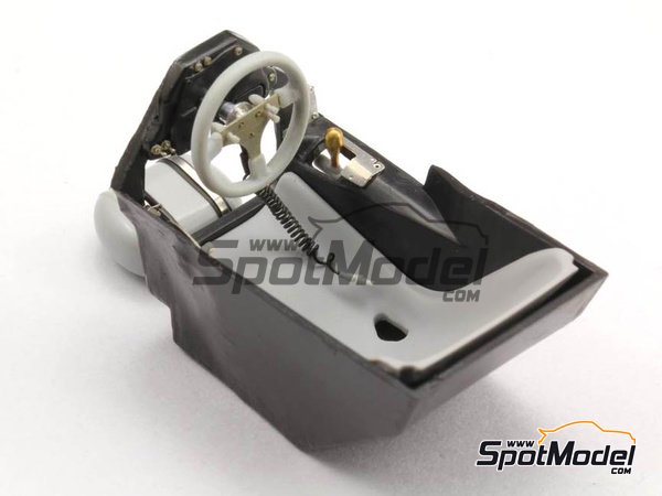 Image 2: McLaren MP4/5B Cockpit | Cockpit set in 1/20 scale manufactured by Top Studio (ref. TD23139)