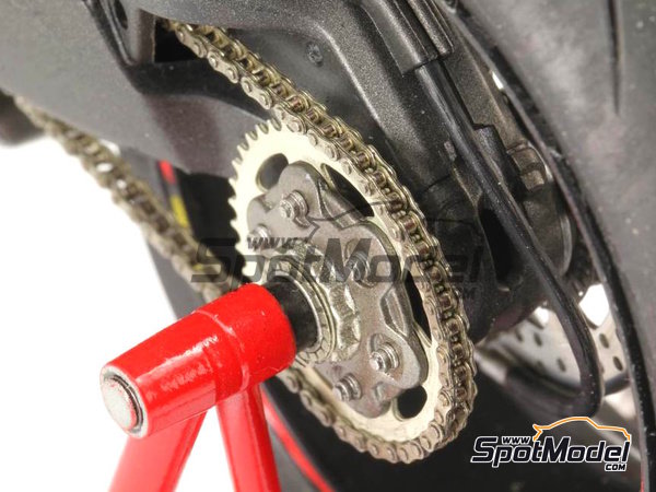 Image 3: Ducati 1199 Panigale S | Cadena en escala&nbsp;1/12 fabricado por Top Studio (ref.&nbsp;TD23142)