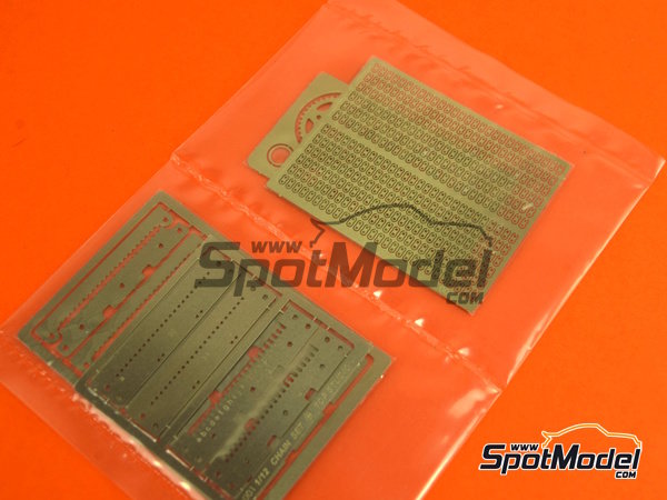 Image 8: Ducati 1199 Panigale S | Cadena en escala&nbsp;1/12 fabricado por Top Studio (ref.&nbsp;TD23142)