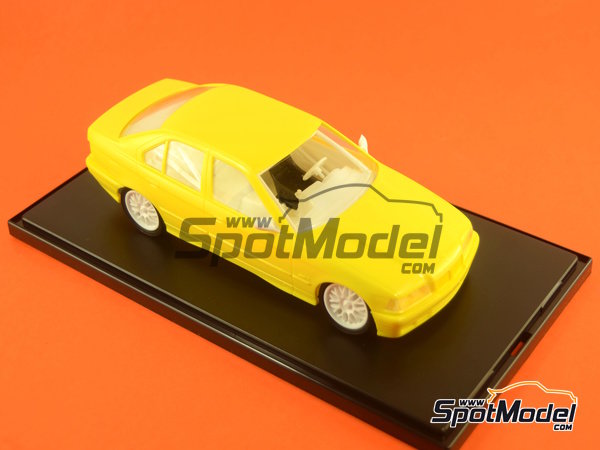 Image 3: Vitrina para veh&iacute;culos en escala 1/24 | Urna en escala&nbsp;1/24 fabricado por Trumpeter (ref.&nbsp;09813, tambien 9580208098135)