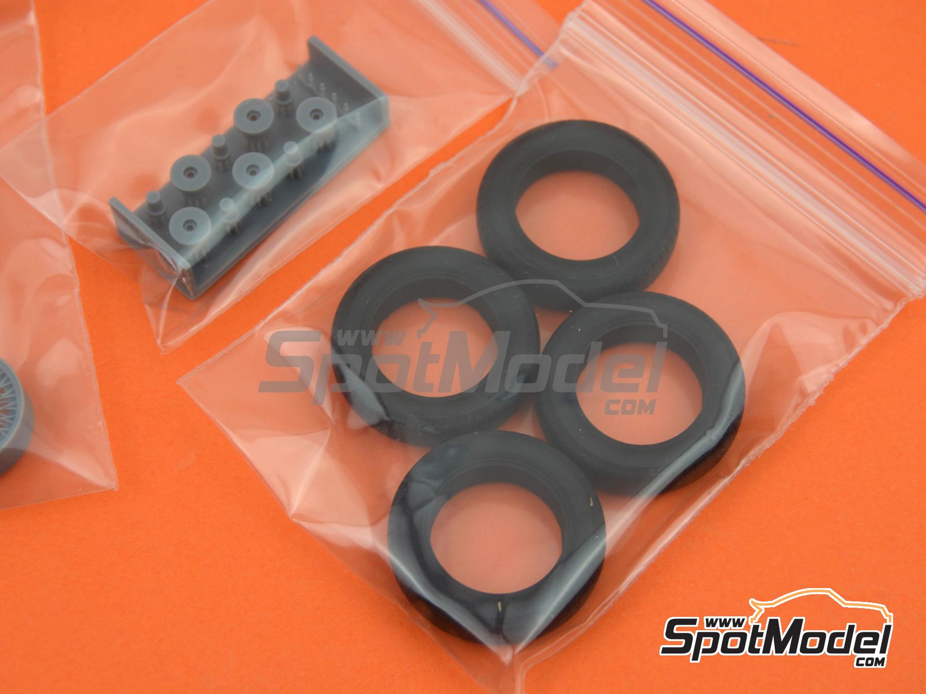 Image 7: Llantas de radios y neum&aacute;ticos de 15 pulgadas para Aston Martin DB5 | Set de llantas y neum&aacute;ticos en escala&nbsp;1/24 fabricado por USCP (ref.&nbsp;24P172)