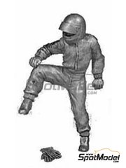 Denizen: Figure 1/43 scale - F1 racing driver going inside the car - white metal parts