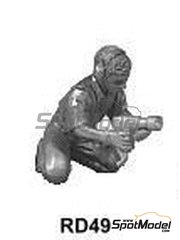 Denizen: Figure 1/43 scale - Crewman undoing wheel (on both knees)
