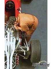 Denizen: Figure 1/43 scale - Mechanic bending over engine - figure 2 - white metal parts