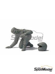 Denizen: Figure 1/43 scale - Driver looking under the car - white metal parts