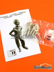 Tameo Kits: Figure 1/43 scale - Standing F1 driver - metal - 2 units